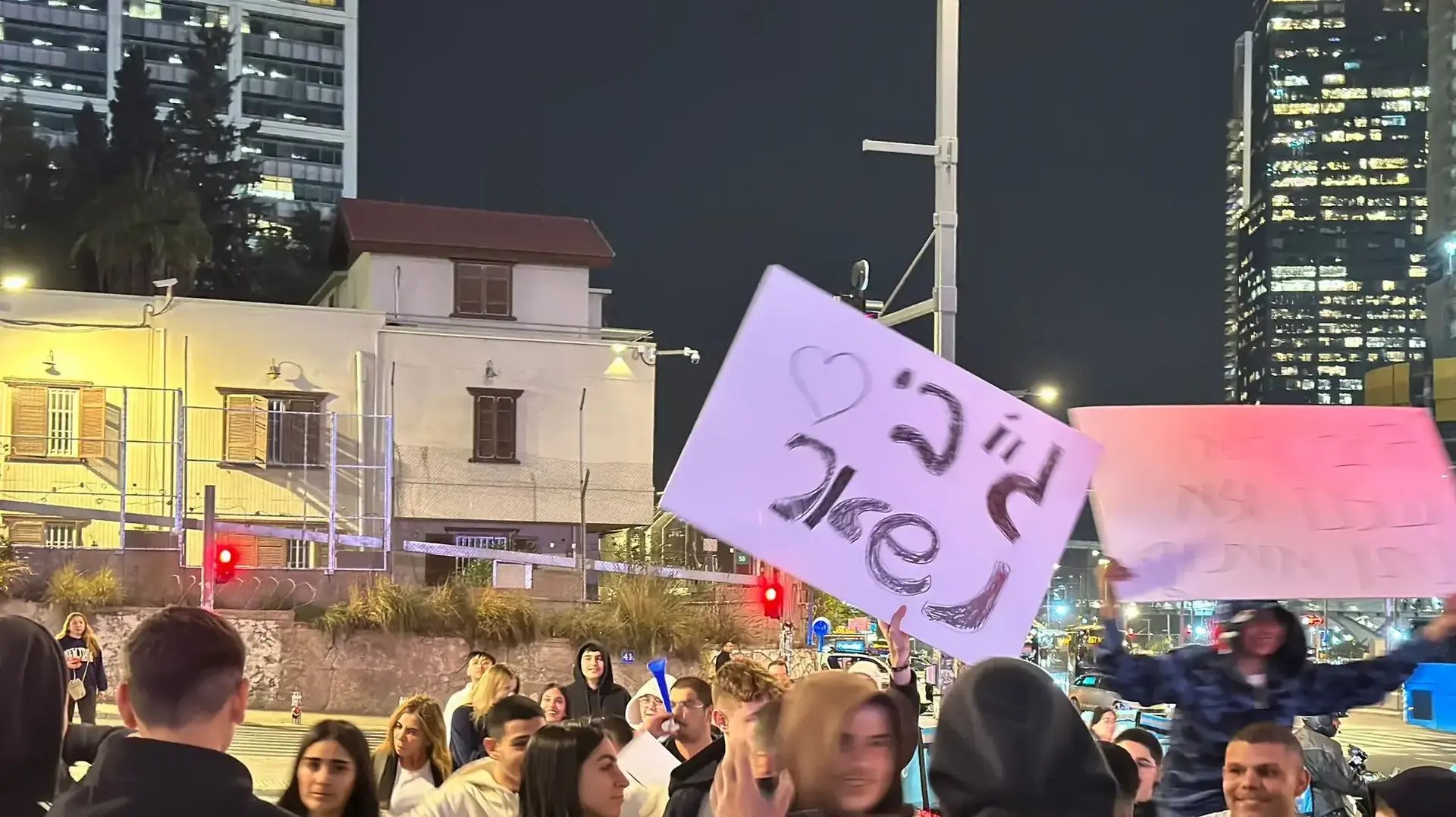 הרז ג׳יי בי ביאנזון הפגין עם חבריו בדרישה לבטל את ההחלטה לגרש אותו מישראל, צומת עזריאלי,18 בדצמבר 2024 הרז ג׳יי בי ביאנזון הפגין עם חבריו בדרישה לבטל את ההחלטה לגרש אותו מישראל, צומת עזריאלי,18 בדצמבר 2024