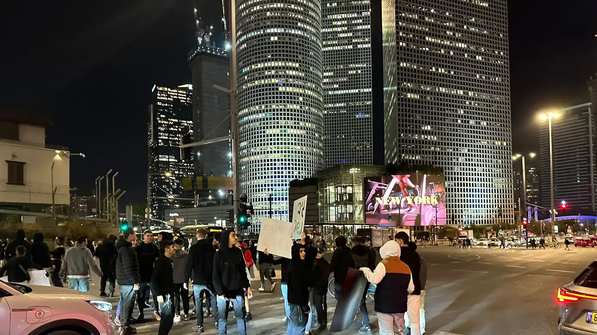 הרז ג׳יי בי ביאנזון הפגין עם חבריו בדרישה לבטל את ההחלטה לגרש אותו מישראל, צומת עזריאלי,18 בדצמבר 2024 הרז ג׳יי בי ביאנזון הפגין עם חבריו בדרישה לבטל את ההחלטה לגרש אותו מישראל, צומת עזריאלי,18 בדצמבר 2024