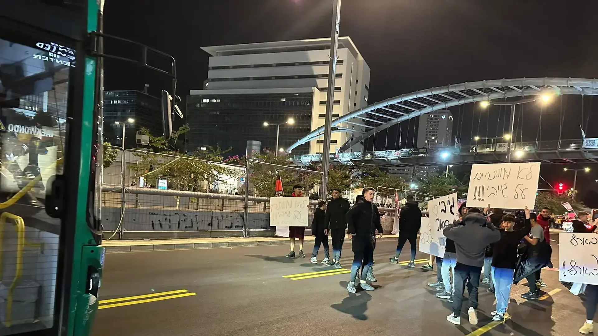 מפגינים נגד ההחלטה לגרש את הרז ג'יי בי ביאנזון מישראל, צומת עזריאלי,18 בדצמבר 2024 מפגינים נגד ההחלטה לגרש את הרז ג'יי בי ביאנזון מישראל, צומת עזריאלי,18 בדצמבר 2024