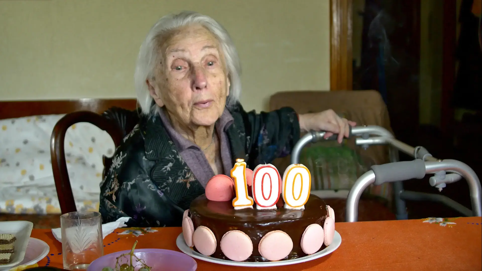 אישה חוגגת יום הולדת 100 אישה חוגגת יום הולדת 100