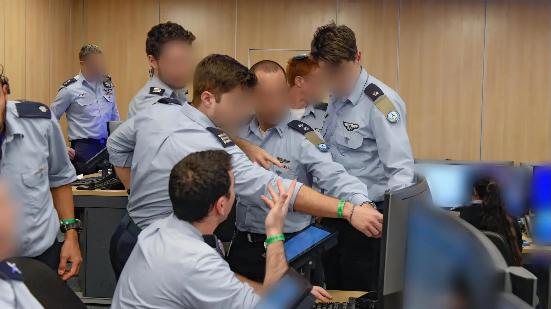 בור חיל האוויר בפיקודו של מפקד חיל האוויר, אלוף תומר בר, ברגעי התקיפה בתימן, 19 בדצמבר 2024 בור חיל האוויר בפיקודו של מפקד חיל האוויר, אלוף תומר בר, ברגעי התקיפה בתימן, 19 בדצמבר 2024