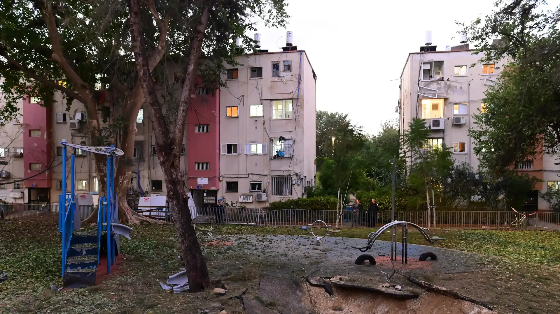 בור שנפער בזירת נפילה של טיל ששיגרו חות'ים מתימן, גן משחקים, יפו, 21 בדצמבר 2024 בור שנפער בזירת נפילה של טיל ששיגרו חות'ים מתימן, גן משחקים, יפו, 21 בדצמבר 2024