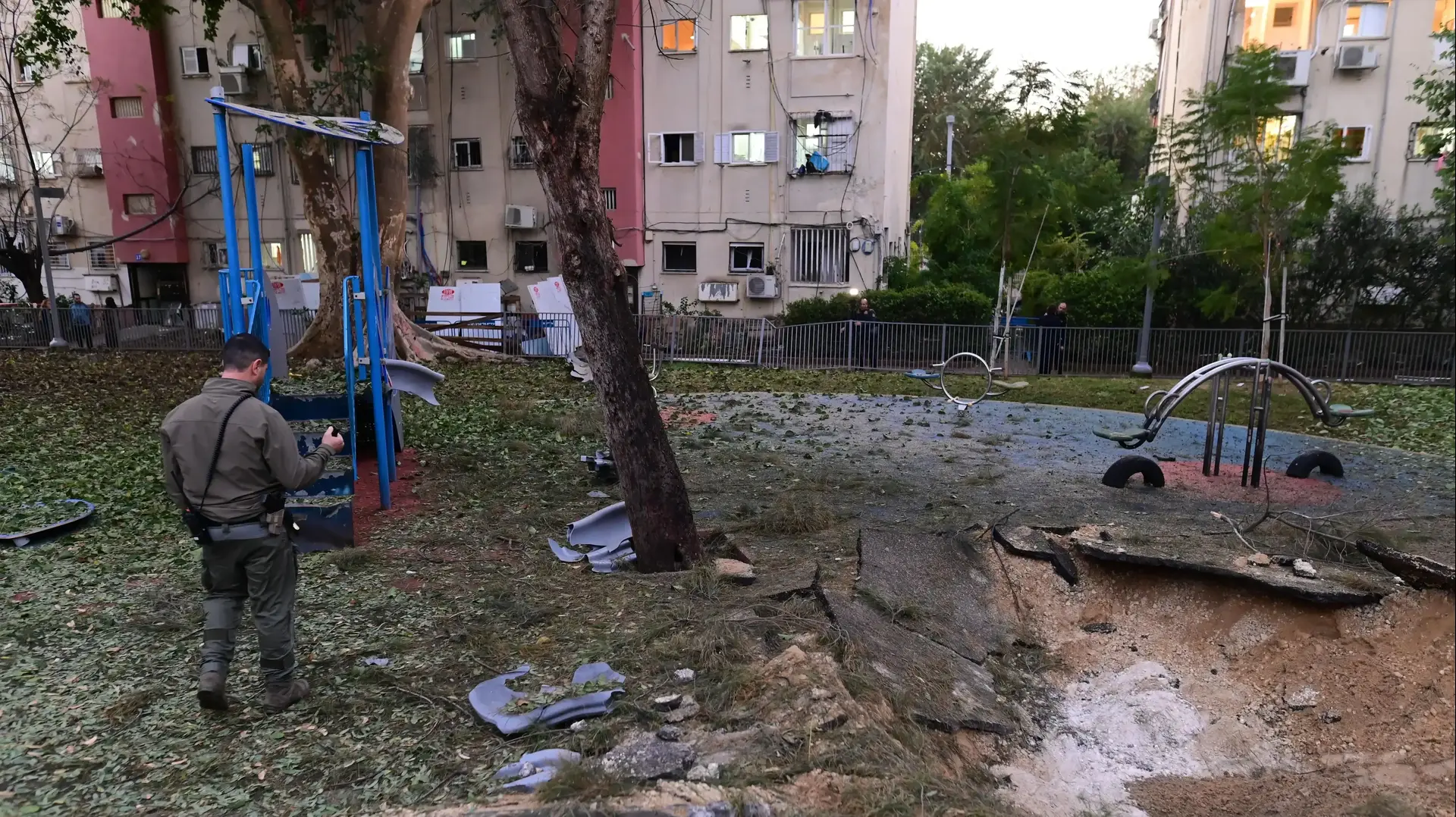 בור שנפער בזירת נפילה של טיל ששיגרו חות'ים מתימן, גן משחקים, יפו, 21 בדצמבר 2024 בור שנפער בזירת נפילה של טיל ששיגרו חות'ים מתימן, גן משחקים, יפו, 21 בדצמבר 2024