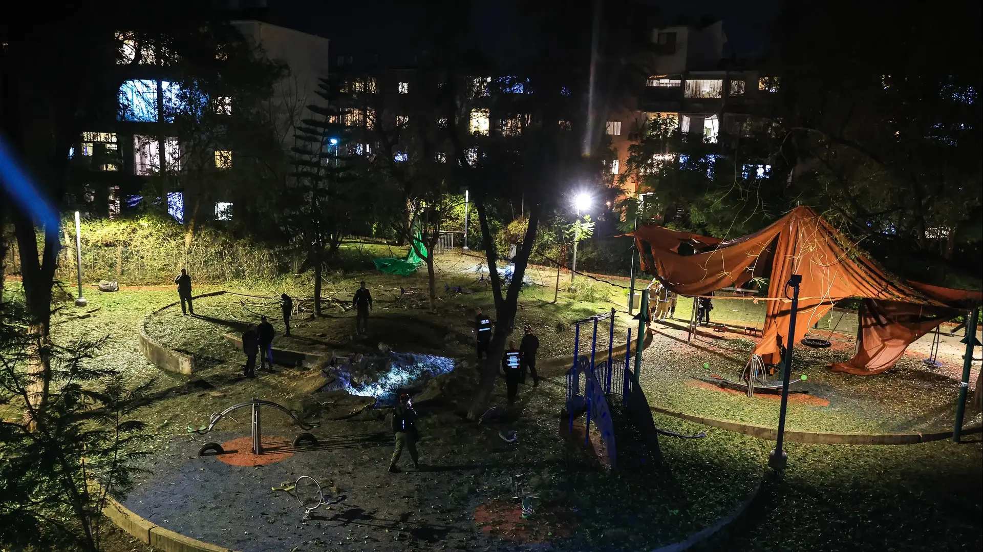 זירת נפילה של טיל ששיגרו חות'ים מתימן, גן משחקים, יפו, 21 בדצמבר 2024