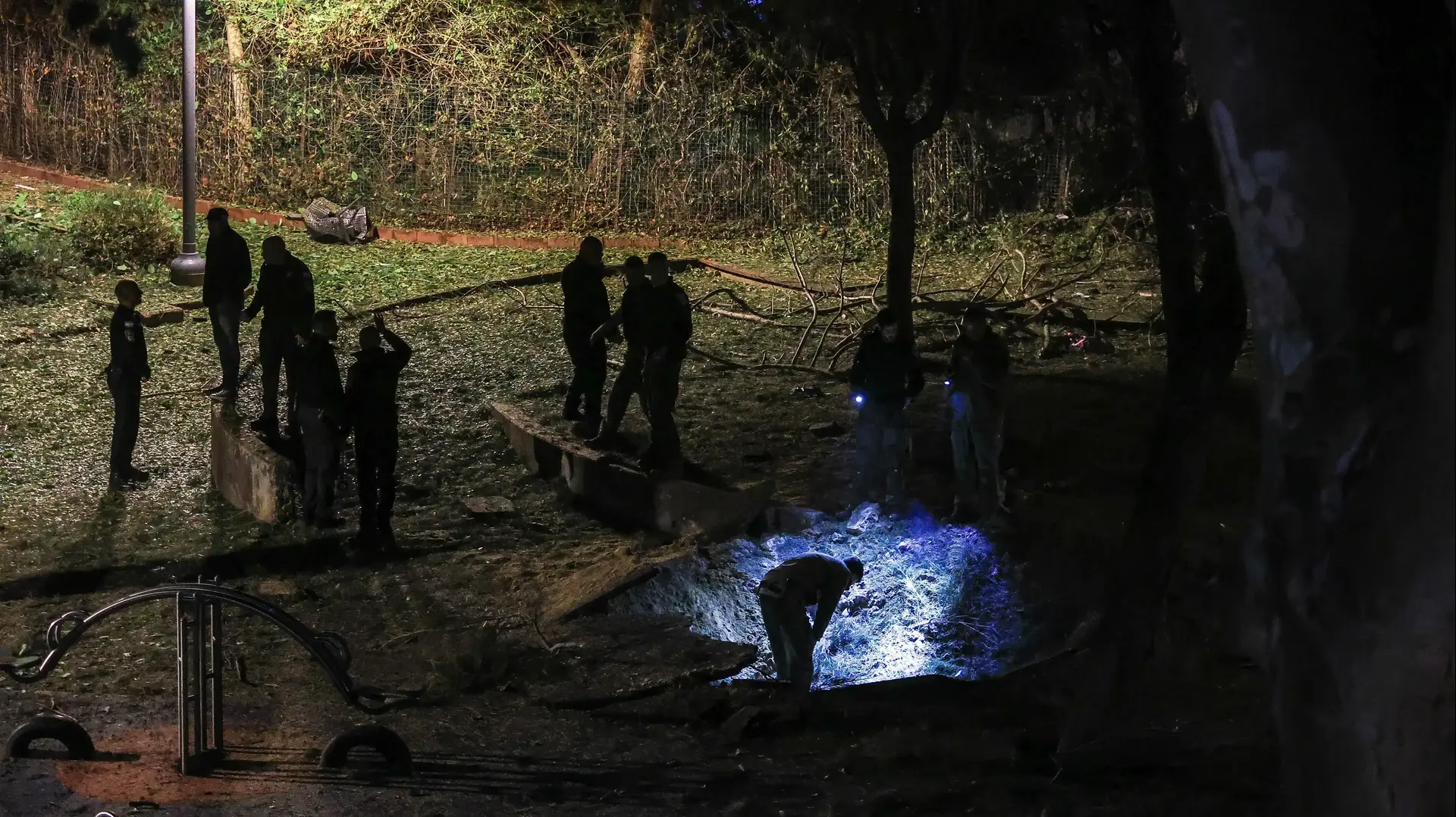 בור שנפער בזירת נפילה של טיל ששיגרו חות'ים מתימן, גן משחקים, יפו, 21 בדצמבר 2024 בור שנפער בזירת נפילה של טיל ששיגרו חות'ים מתימן, גן משחקים, יפו, 21 בדצמבר 2024
