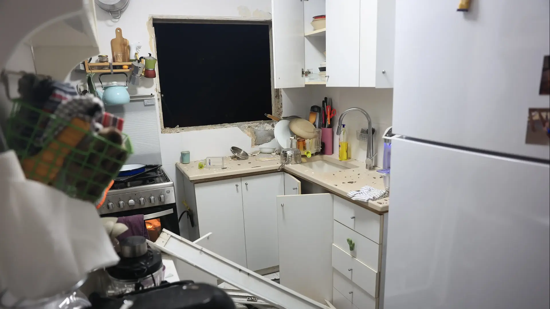 נזקים בדירה בשל נפילה של טיל ששיגרו חות'ים מתימן, יפו, 21 בדצמבר 2024 נזקים בדירה בשל נפילה של טיל ששיגרו חות'ים מתימן, יפו, 21 בדצמבר 2024