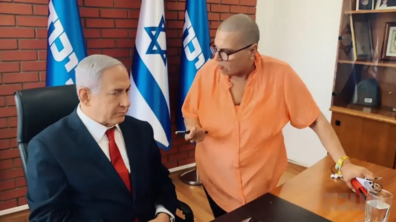 בנימין נתניהו וחני בליוויס, מתוך תחקיר "עובדה" של אילנה דיין על החמ"ל הסודי של בלפור שודר ב-19 בדצמבר 2024, קשת 12