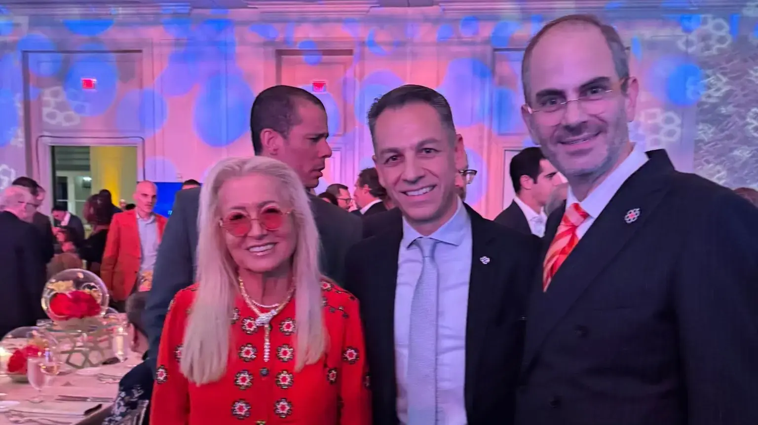 נשיא ומייסד ארגון איחוד הצלה, אלי ביר, עו"ד ג'ואי שבות, השותף המנהל של המשרד של פירמת עו"ד GT בישראל שנתנו חסות לאירוע ותומכים המון בארגון, ומרים אדלסון
נשיא ומייסד ארגון איחוד הצלה, אלי ביר, עו"ד ג'ואי שבות, השותף המנהל של המשרד של פירמת עו"ד GT בישראל שנתנו חסות לאירוע ותומכים המון בארגון, ומרים אדלסון
