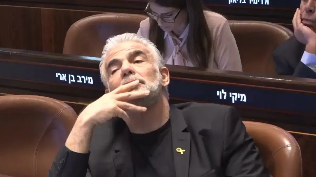 לפיד בדיון 40 חתימות - בנימין נתניהו, מליאת הכנסת, 23 בדצמבר 2024 לפיד בדיון 40 חתימות - בנימין נתניהו, מליאת הכנסת, 23 בדצמבר 2024