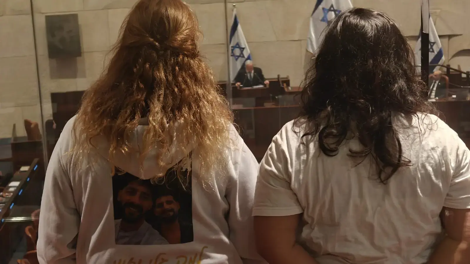 משפחות חטופים ביציע בזמן נאום נתניהו , בדיון 40 חתימות , מליאת הכנסת , 23 בדצמבר 2024 משפחות חטופים ביציע בזמן נאום נתניהו , בדיון 40 חתימות , מליאת הכנסת , 23 בדצמבר 2024