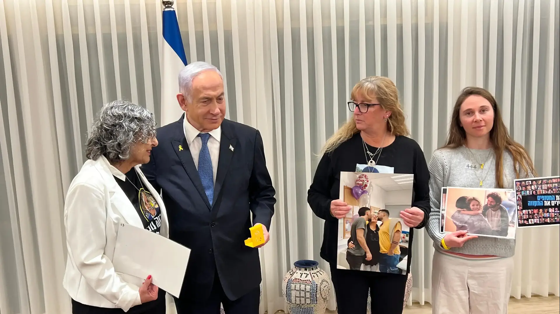 ראש הממשלה בנימין נתניהו נפגש עם משפחות חטופים וקיבל מהם חנוכיה מיוחדת לקראת חג החנוכה, לשכת הכנסת ,23 בדצמבר 2024 ראש הממשלה בנימין נתניהו נפגש עם משפחות חטופים וקיבל מהם חנוכיה מיוחדת לקראת חג החנוכה, לשכת הכנסת ,23 בדצמבר 2024