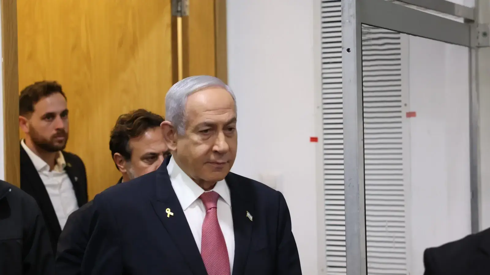 כניסת נתניהו לאולם במשפט על תיקי האלפים, בבית המשפט המחוזי בתל אביב , 24 בדצמבר 2024