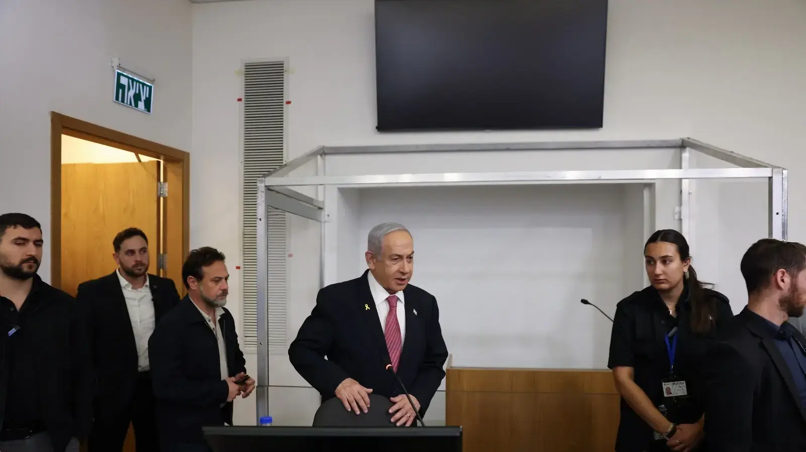 כניסת נתניהו לאולם במשפט על תיקי האלפים, בבית המשפט המחוזי בתל אביב , 24 בדצמבר 2024 כניסת נתניהו לאולם במשפט על תיקי האלפים, בבית המשפט המחוזי בתל אביב , 24 בדצמבר 2024