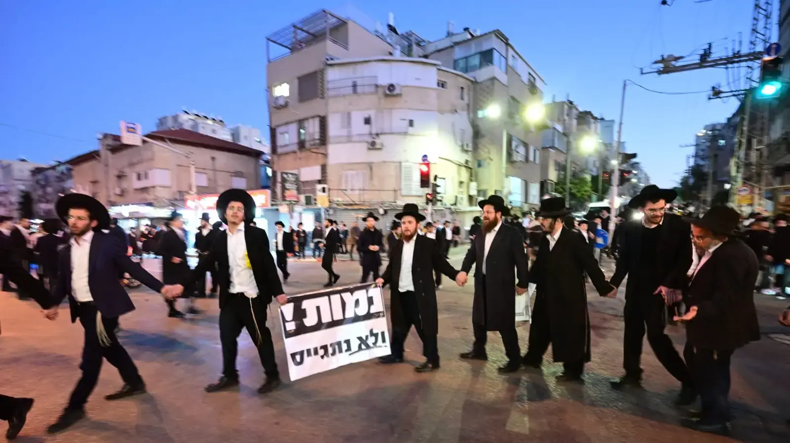 מפגינים במחאה נגד חוק הגיוס חוסמים את צומת ז'בוטינסקי-סוקולוב, בני ברק, 24 בדצמבר 2024 מפגינים במחאה נגד חוק הגיוס חוסמים את צומת ז'בוטינסקי-סוקולוב, בני ברק, 24 בדצמבר 2024