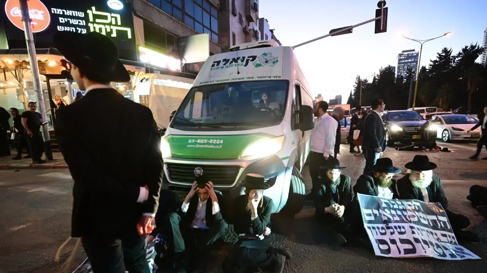 מפגינים במחאה נגד חוק הגיוס חוסמים את צומת ז'בוטינסקי-סוקולוב, בני ברק, 24 בדצמבר 2024 מפגינים במחאה נגד חוק הגיוס חוסמים את צומת ז'בוטינסקי-סוקולוב, בני ברק, 24 בדצמבר 2024