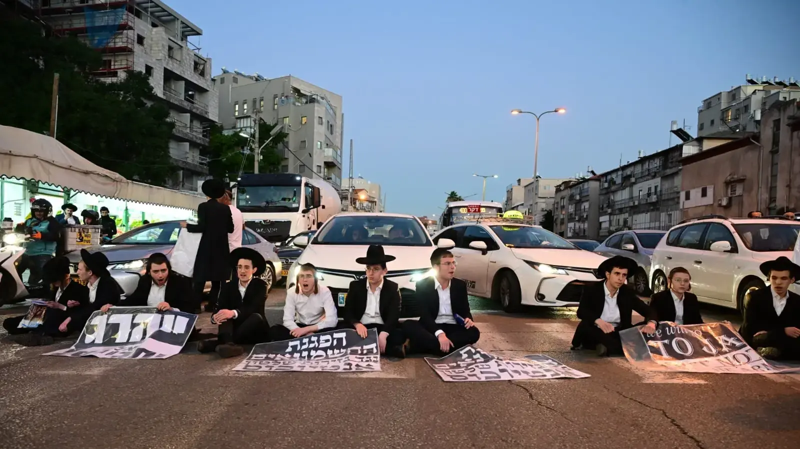 מפגינים במחאה נגד חוק הגיוס חוסמים את צומת ז'בוטינסקי-סוקולוב, בני ברק, 24 בדצמבר 2024 מפגינים במחאה נגד חוק הגיוס חוסמים את צומת ז'בוטינסקי-סוקולוב, בני ברק, 24 בדצמבר 2024