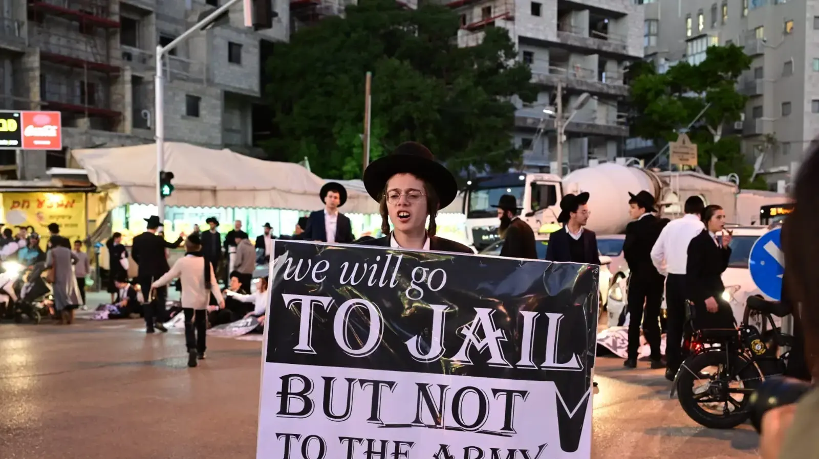 מפגינים במחאה נגד חוק הגיוס חוסמים את צומת ז'בוטינסקי-סוקולוב, בני ברק, 24 בדצמבר 2024 מפגינים במחאה נגד חוק הגיוס חוסמים את צומת ז'בוטינסקי-סוקולוב, בני ברק, 24 בדצמבר 2024