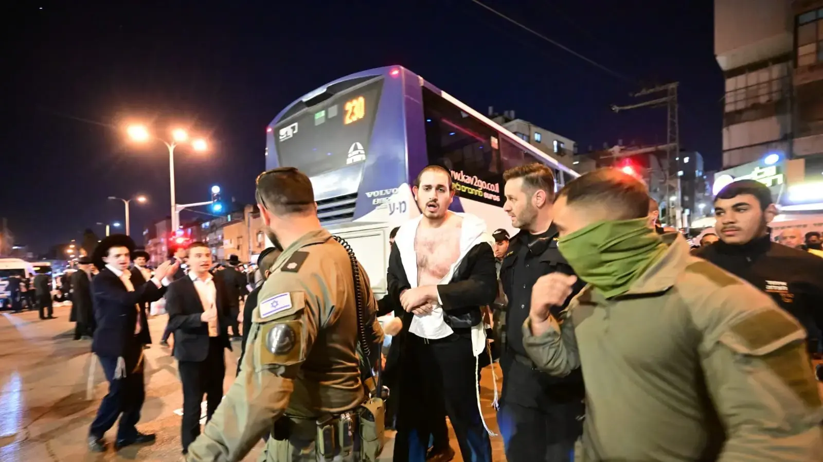מפגינים במחאה נגד חוק הגיוס חוסמים את צומת ז'בוטינסקי-סוקולוב, בני ברק, 24 בדצמבר 2024 מפגינים במחאה נגד חוק הגיוס חוסמים את צומת ז'בוטינסקי-סוקולוב, בני ברק, 24 בדצמבר 2024