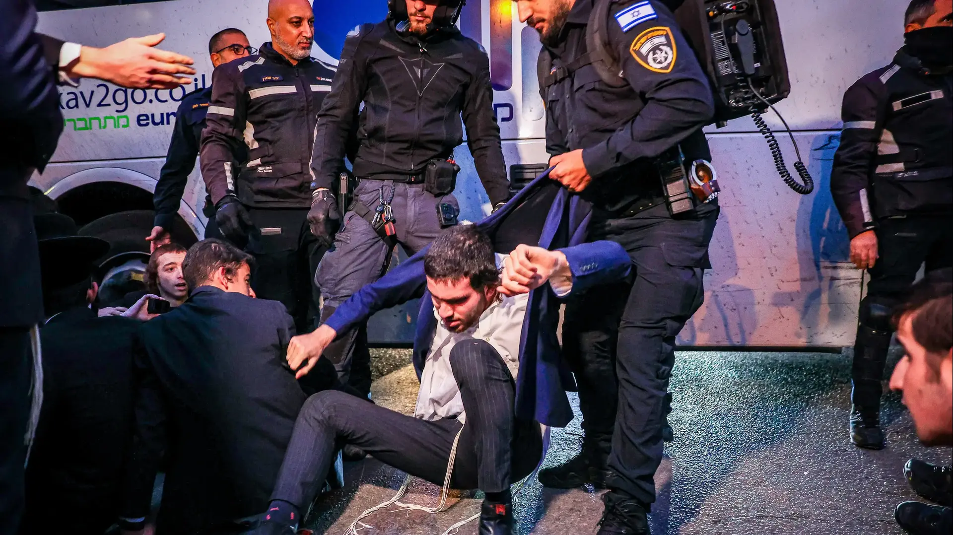 עוצרים מפגינים במחאה נגד חוק הגיוס חוסמים את צומת ז'בוטינסקי-סוקולוב, בני ברק, 24 בדצמבר 2024 עוצרים מפגינים במחאה נגד חוק הגיוס חוסמים את צומת ז'בוטינסקי-סוקולוב, בני ברק, 24 בדצמבר 2024