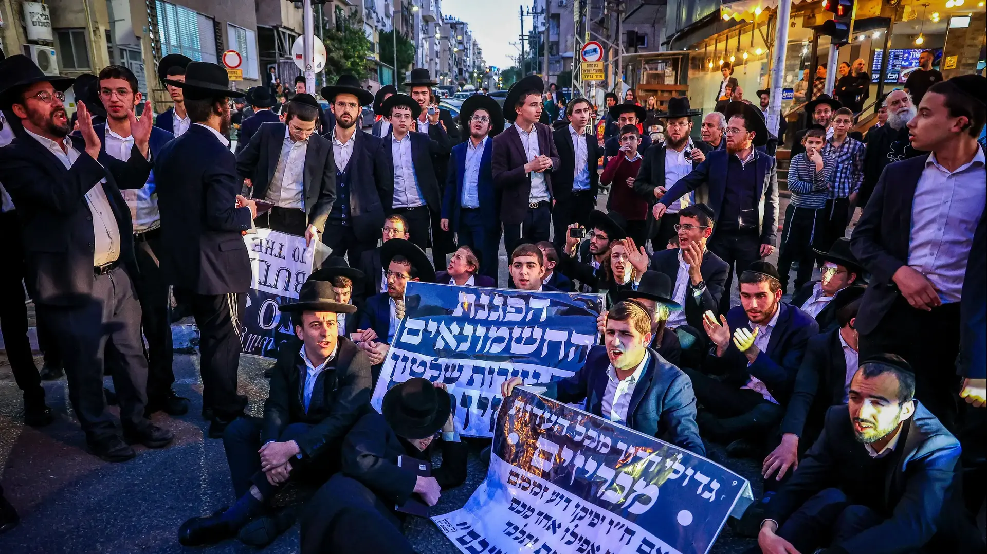 מפגינים במחאה נגד חוק הגיוס חוסמים את צומת ז'בוטינסקי-סוקולוב, בני ברק, 24 בדצמבר 2024 מפגינים במחאה נגד חוק הגיוס חוסמים את צומת ז'בוטינסקי-סוקולוב, בני ברק, 24 בדצמבר 2024