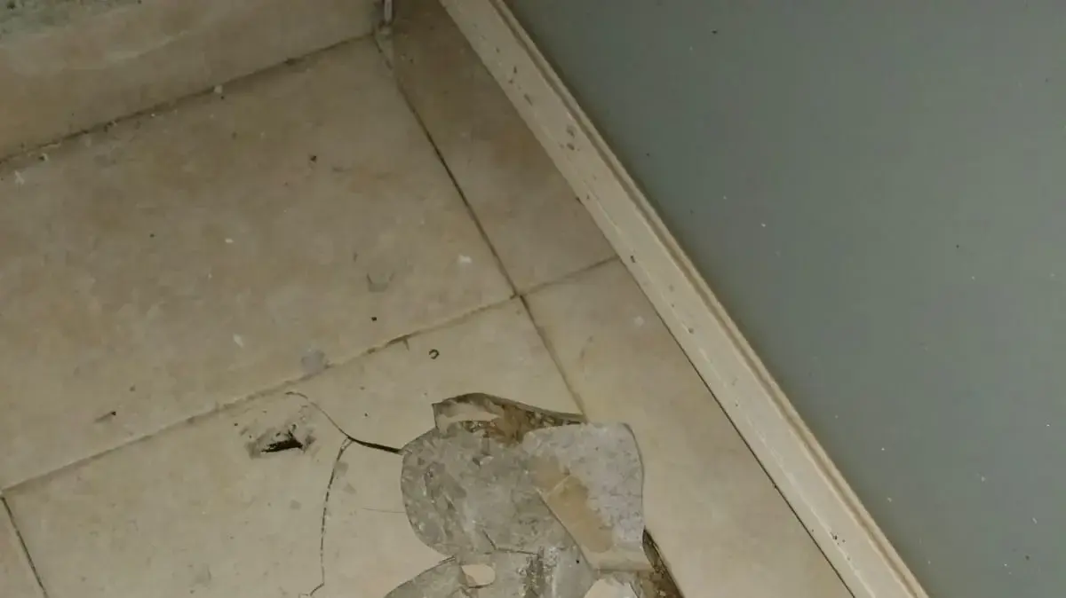 נזק שנגרם משברי יירוט של טיל ששיגרו חות'ים מתימן , באר יעקב, 25 בדצמבר 2024 נזק שנגרם משברי יירוט של טיל ששיגרו חות'ים מתימן , באר יעקב, 25 בדצמבר 2024