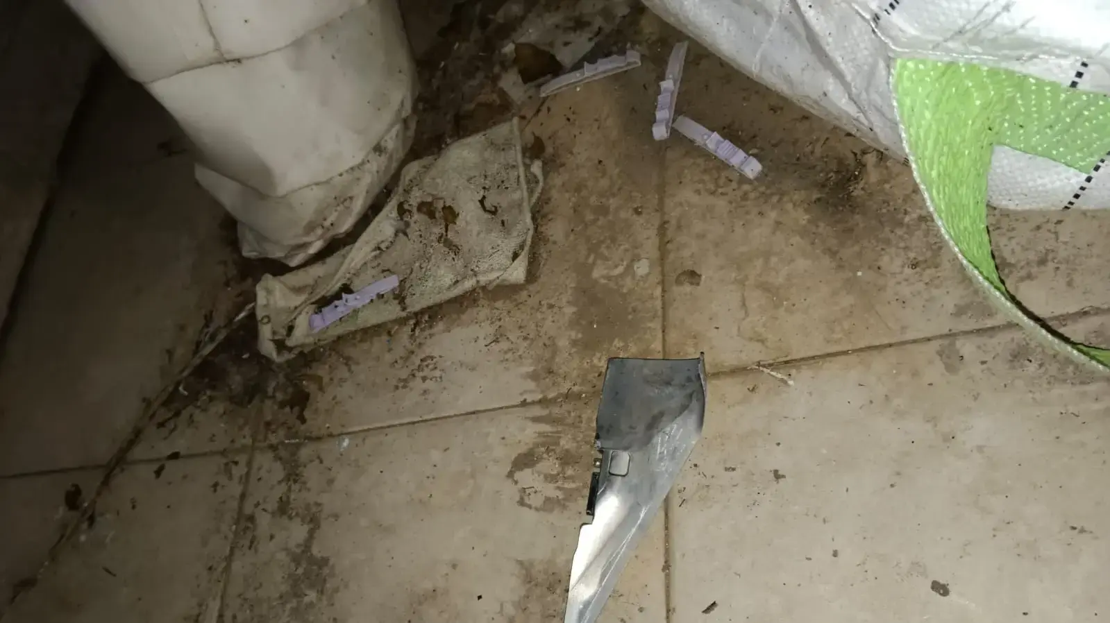 נזק שנגרם משברי יירוט  של טיל ששיגרו חות'ים מתימן , באר יעקב, 25 בדצמבר 2024