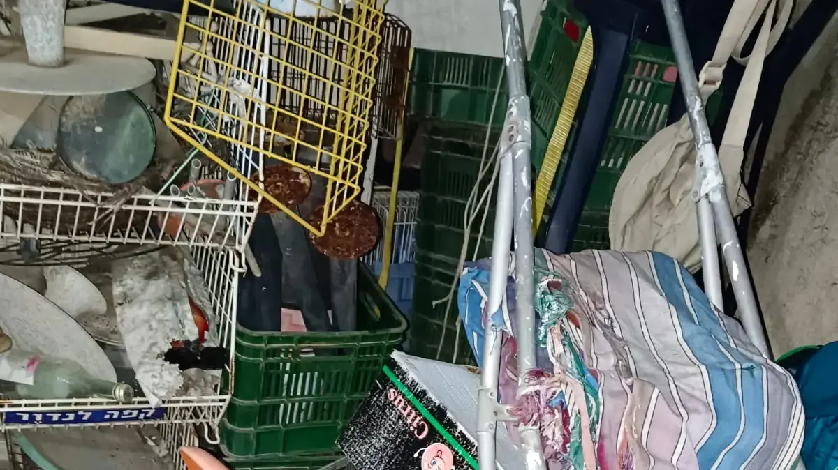 נזק שנגרם משברי יירוט של טיל ששיגרו חות'ים מתימן , באר יעקב, 25 בדצמבר 2024 נזק שנגרם משברי יירוט של טיל ששיגרו חות'ים מתימן , באר יעקב, 25 בדצמבר 2024