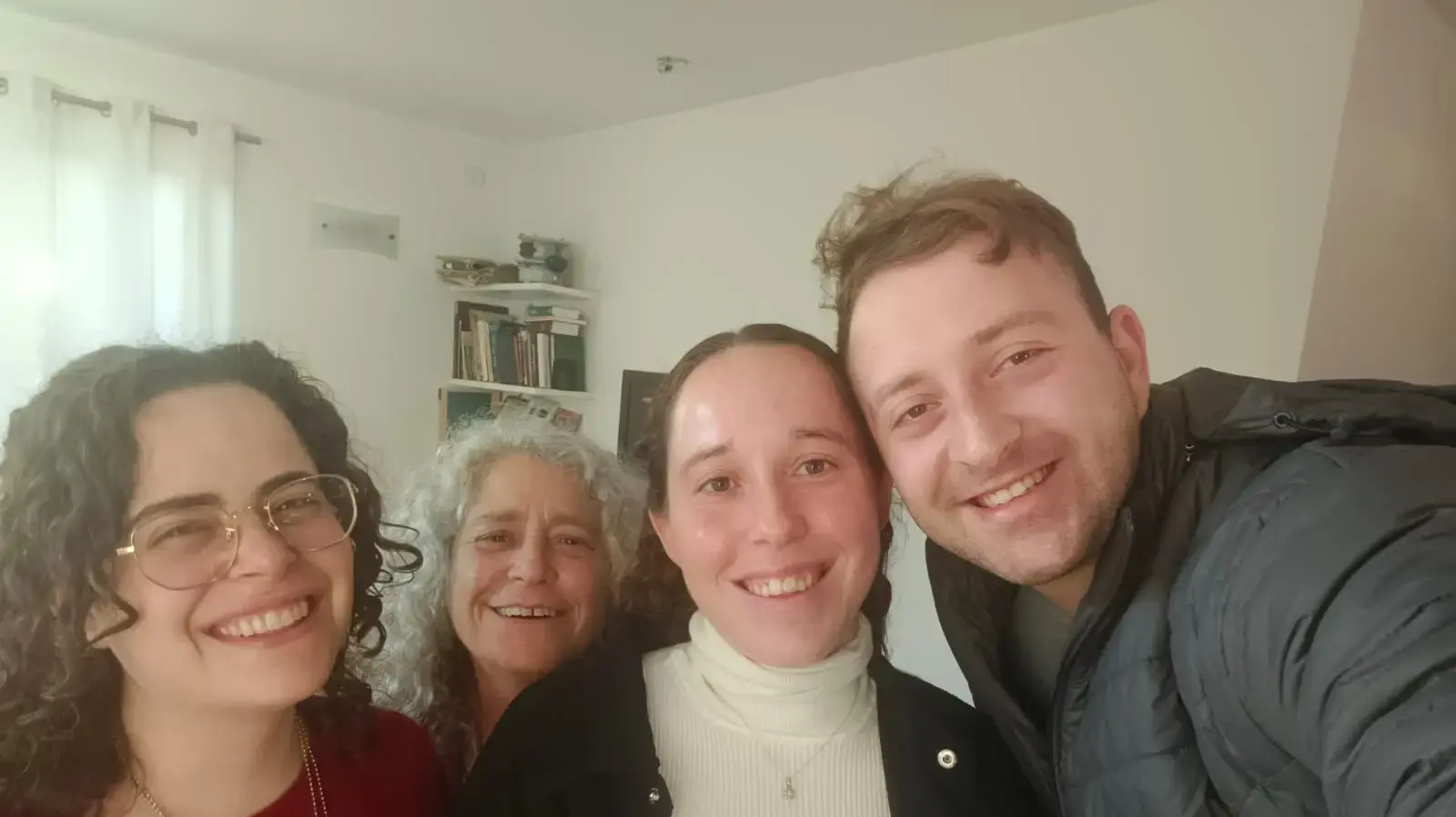 משפחת שטיינברג גולן שביתה ניזוק משברי יירוט של טיל ששיגרו חות'ים מתימן , באר יעקב, 25 בדצמבר 2024 משפחת שטיינברג גולן שביתה ניזוק משברי יירוט של טיל ששיגרו חות'ים מתימן , באר יעקב, 25 בדצמבר 2024