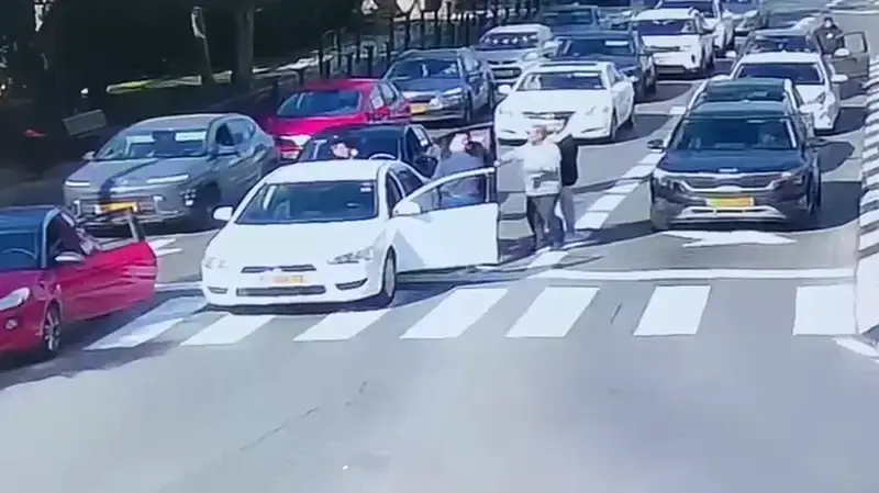 שוטרי משטרת גלילות עצרו בהרצליה חשוד בתקיפת קשיש בן 73 על רקע ויכוח שימוש בדרך