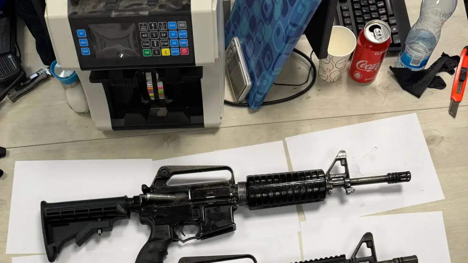 3 רובי M16 ותחמושת, 2 אקדחים, מחסניות, רימוני עשן, אביזרי אמל"ח וכרבע מיליון ₪ נתפסו במהלך פשיטות משטרה על מתחמי בתים של משפחות מסוכסכות ,רהט, לקייה, כסייפה והפזורה 3 רובי M16 ותחמושת, 2 אקדחים, מחסניות, רימוני עשן, אביזרי אמל"ח וכרבע מיליון ₪ נתפסו במהלך פשיטות משטרה על מתחמי בתים של משפחות מסוכסכות ,רהט, לקייה, כסייפה והפזורה