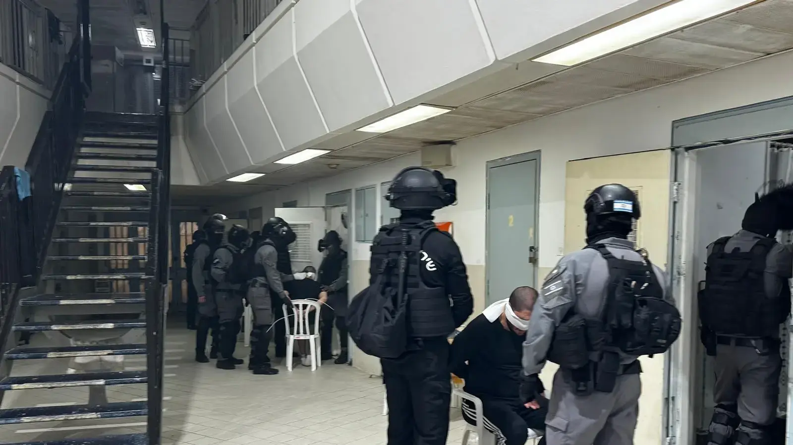 מבצע פשיטה של שב"ס לתפיסת חומרים אסורים, כלא במרכז הארץ מבצע פשיטה של שב"ס לתפיסת חומרים אסורים, כלא במרכז הארץ