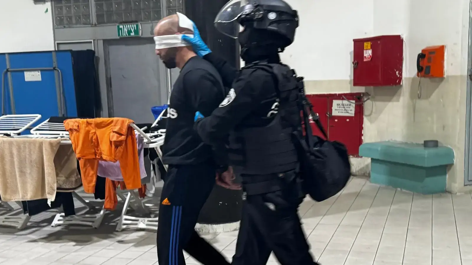 מבצע פשיטה של שב"ס לתפיסת חומרים אסורים, כלא במרכז הארץ מבצע פשיטה של שב"ס לתפיסת חומרים אסורים, כלא במרכז הארץ