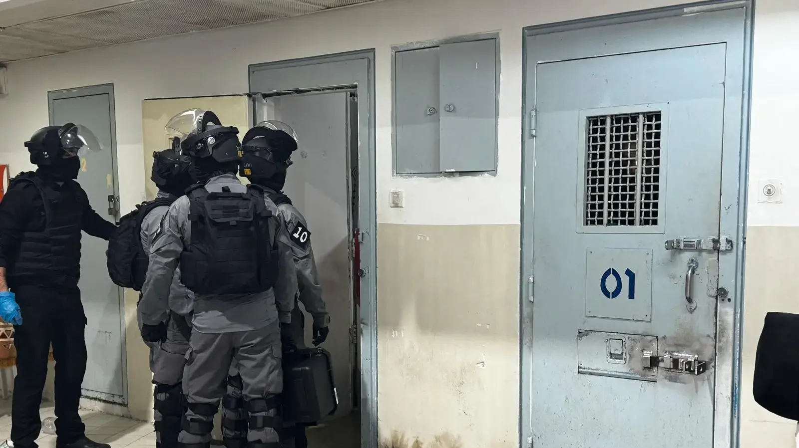 מבצע פשיטה של שב"ס לתפיסת חומרים אסורים, כלא במרכז הארץ מבצע פשיטה של שב"ס לתפיסת חומרים אסורים, כלא במרכז הארץ