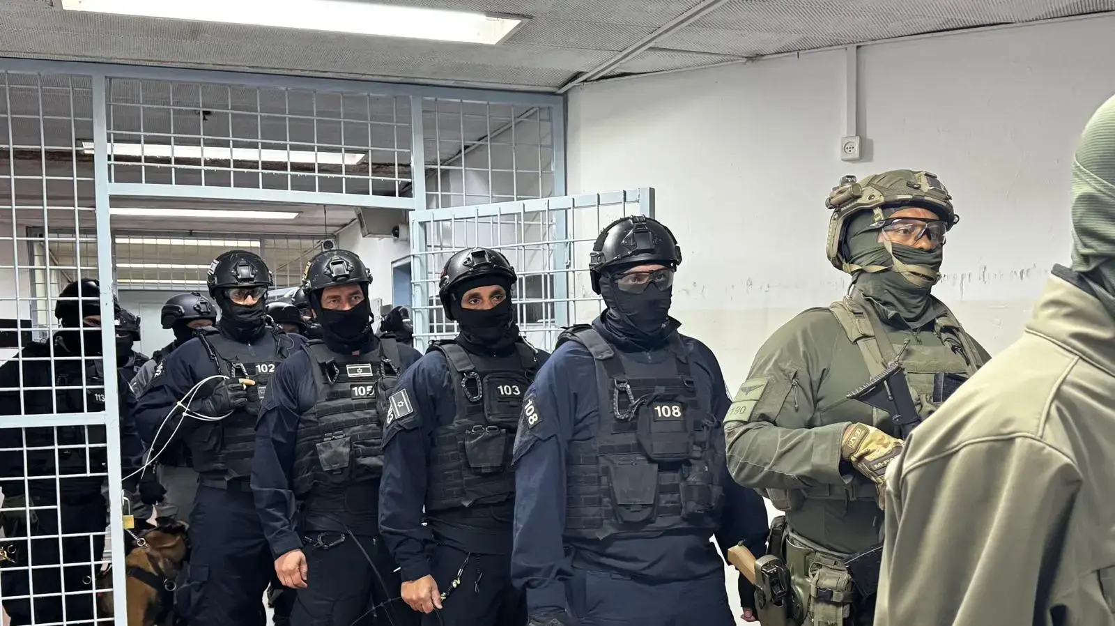 מבצע פשיטה של שב"ס לתפיסת חומרים אסורים, כלא במרכז הארץ מבצע פשיטה של שב"ס לתפיסת חומרים אסורים, כלא במרכז הארץ