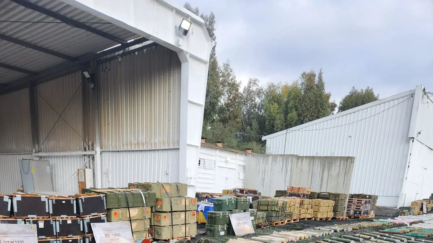 תערוכת אמצעי לחימה, תחמושת, אמצעים טכנולוגיים, טילים, של חיזבאללה שנתפסו בדרום לבנון