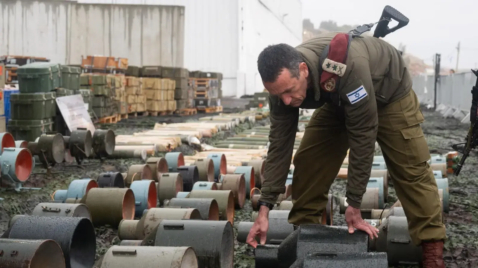 הרמטכ"ל הרצי הלוי בתערוכה של 85,000 פריטי שלל של חיזבאלה נתפסו בדרום לבנון ע"י צה"ל: נשקים, מטולי רקטות, נ״ט וRPG, מטענים, פגזים, טילי נ״מ, אמצעי תצפית, רכבים צבאיים ואמצעי לחימה נוספים