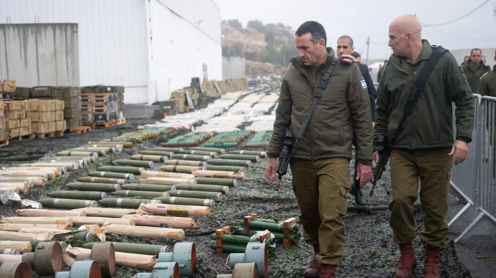 הרמטכ"ל הרצי הלוי ואלוף פיקוד צפון אורי גורדין בתערוכה של 85,000 פריטי שלל של חיזבאלה נתפסו בדרום לבנון ע"י צה"ל: נשקים, מטולי רקטות, נ״ט וRPG, מטענים, פגזים, טילי נ״מ, אמצעי תצפית, רכבים צבאיים ואמצעי לחימה נוספים