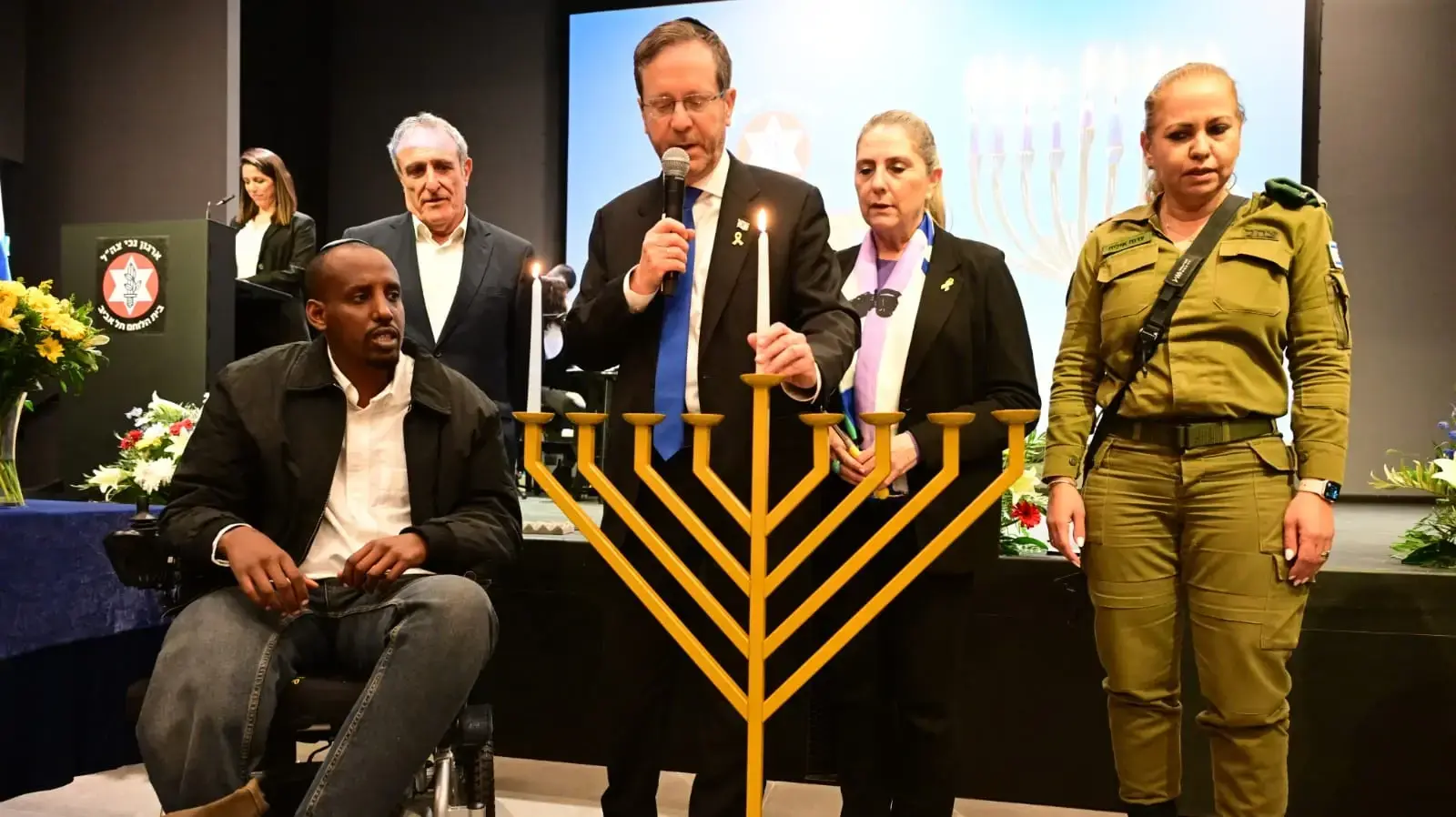 נשיא המדינה יצחק הרצוג בהדלקת נר ראשון של חנוכה, עם נכי צה״ל בבית הלוחם בת״א , 25 בדצמבר 2024 נשיא המדינה יצחק הרצוג בהדלקת נר ראשון של חנוכה, עם נכי צה״ל בבית הלוחם בת״א , 25 בדצמבר 2024