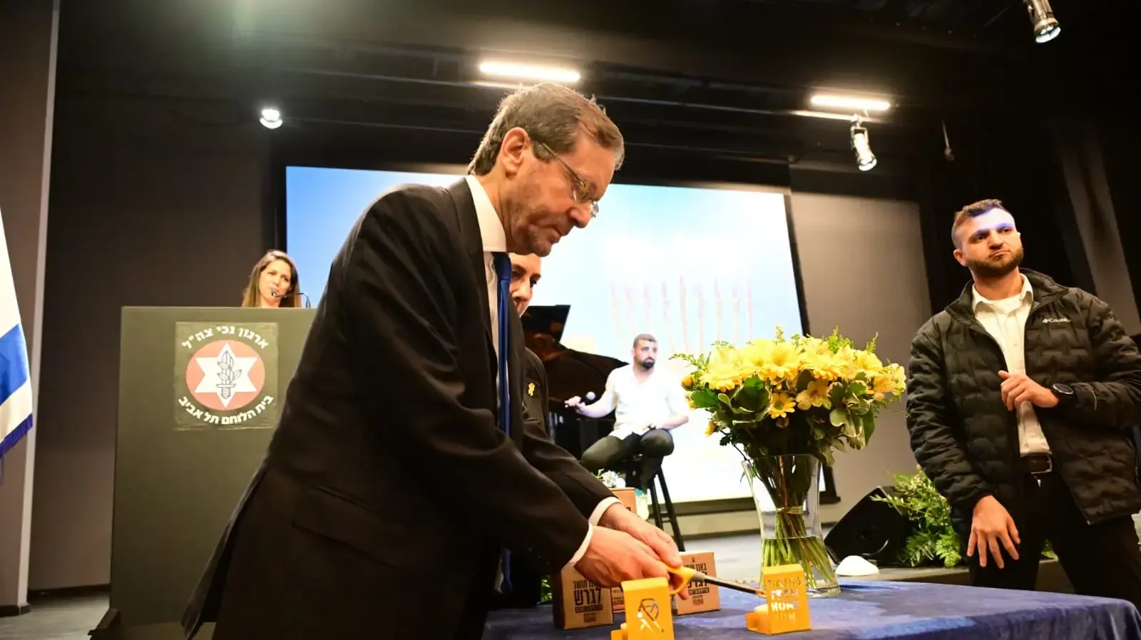 נשיא המדינה יצחק הרצוג בהדלקת נר ראשון של חנוכה, עם נכי צה״ל בבית הלוחם בת״א , 25 בדצמבר 2024 נשיא המדינה יצחק הרצוג בהדלקת נר ראשון של חנוכה, עם נכי צה״ל בבית הלוחם בת״א , 25 בדצמבר 2024