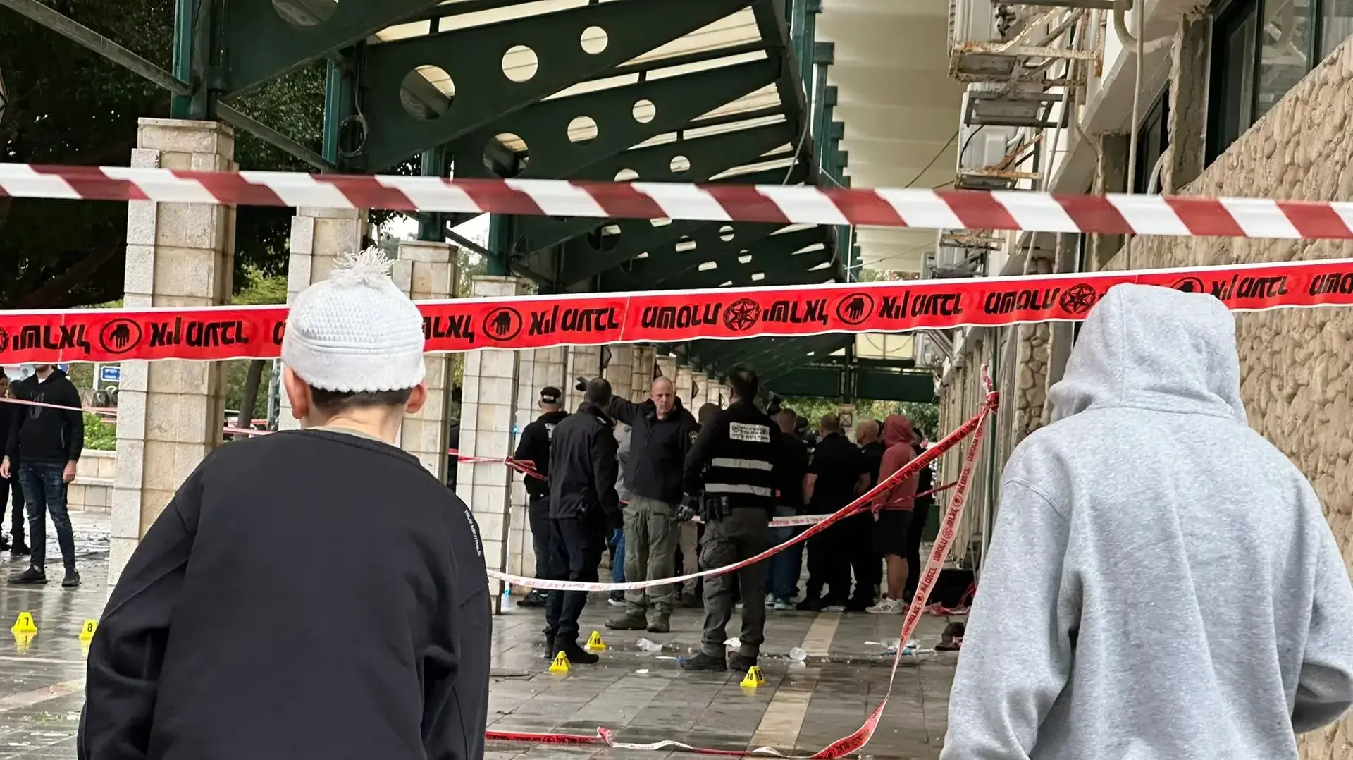 זירת אירוע פיגוע דקירה, הרצליה, 27 בדצמבר 2024 זירת אירוע פיגוע דקירה, הרצליה, 27 בדצמבר 2024
