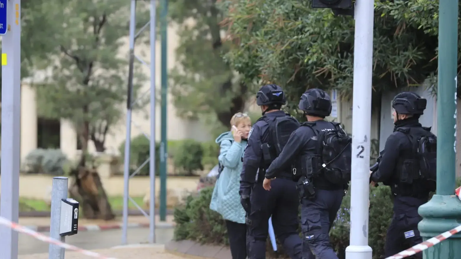 כוחות הביטחון סורקים באיזור אחר חשוד כסייען לפיגוע דקירה, הרצליה, 27 בדצמבר 2024 כוחות הביטחון סורקים באיזור אחר חשוד כסייען לפיגוע דקירה, הרצליה, 27 בדצמבר 2024