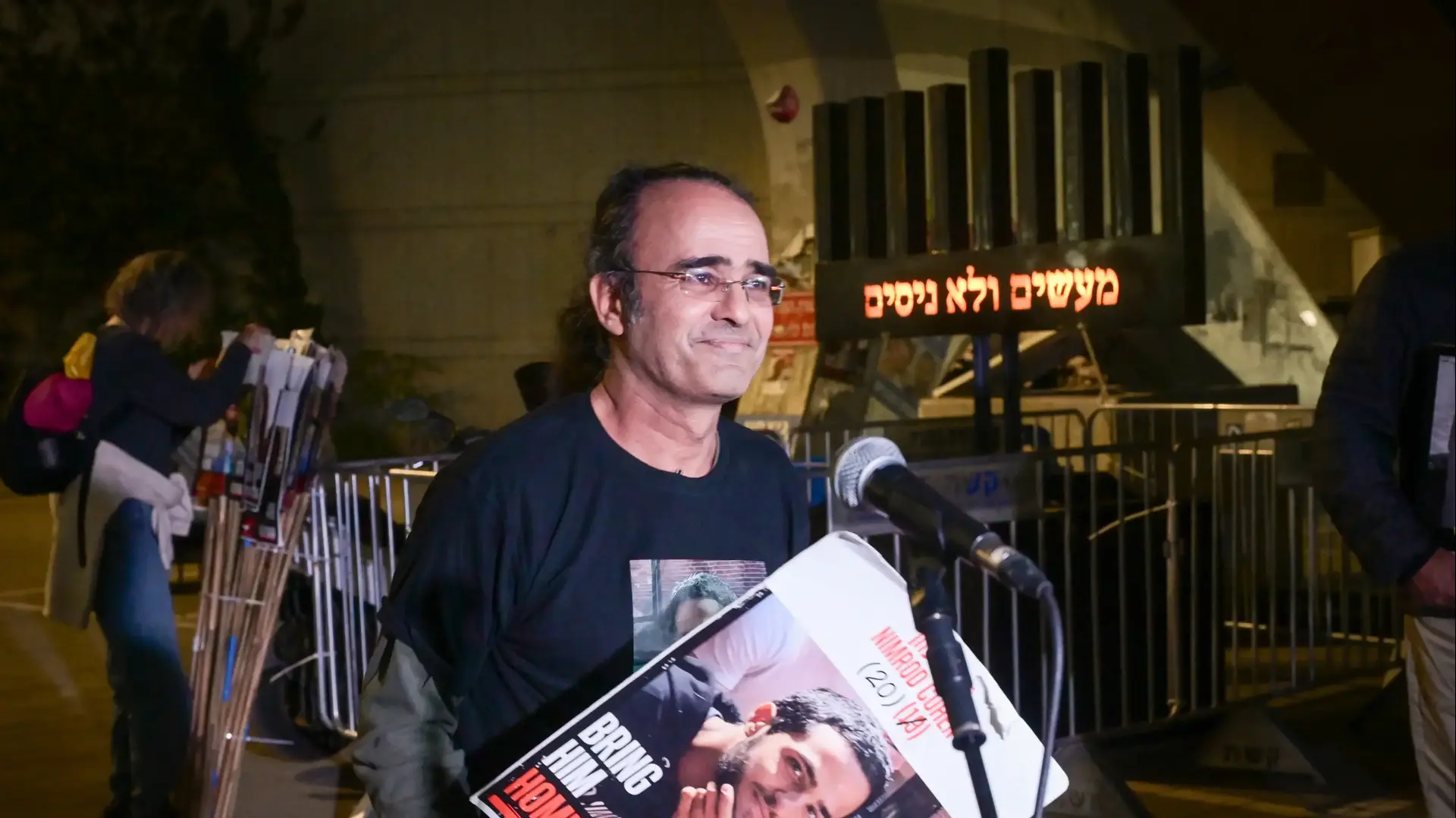יהודה כהן אביו של נמרוד כהן החטוף בעזה, הצהרת משפחות החטופים, שער בגין הקריה, 28 בדצמבר 2024 יהודה כהן אביו של נמרוד כהן החטוף בעזה, הצהרת משפחות החטופים, שער בגין הקריה, 28 בדצמבר 2024
