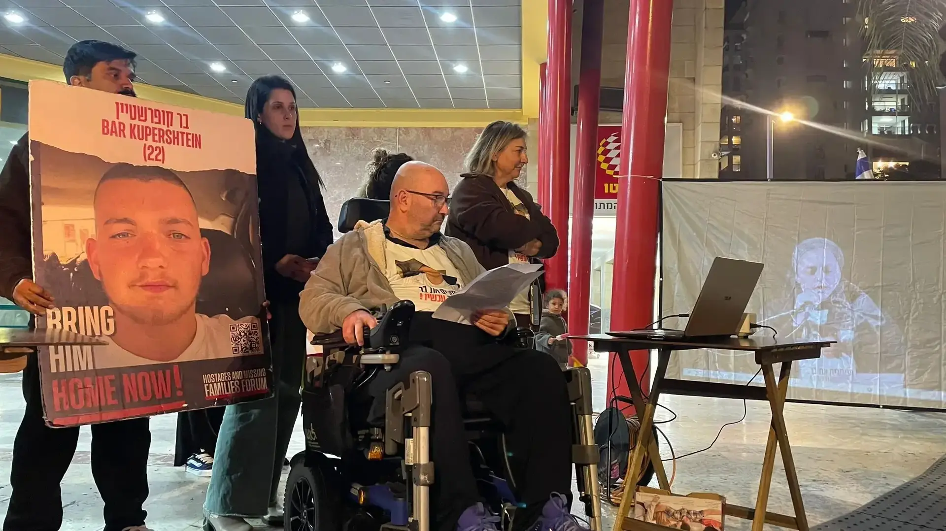טל קופרשטיין, אביו של בר קופרשטיין החטוף בעזה, עצרת החזרת החטופים, חולון, 28 בדצמבר 2024 טל קופרשטיין, אביו של בר קופרשטיין החטוף בעזה, עצרת החזרת החטופים, חולון, 28 בדצמבר 2024