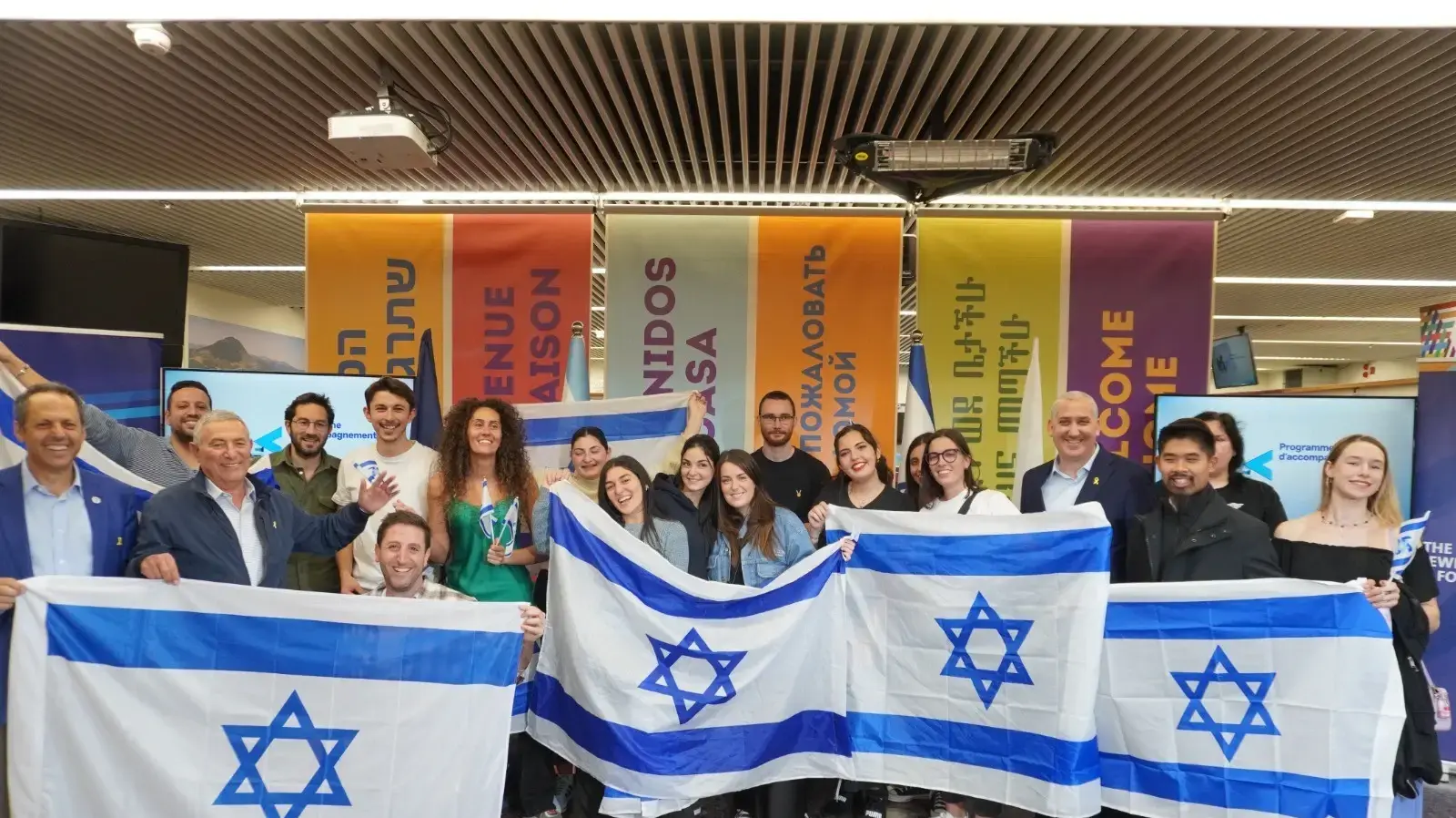 יו״ר חבר הנאמנים של הסוכנות היהודית מארק וילף, יו״ר הסוכנות היהודית, דורון אלמוג ומנכ״ל הסוכנות היהודית, יהודה סטון מקבלים עולים חדשים מצרפת, נתב״ג