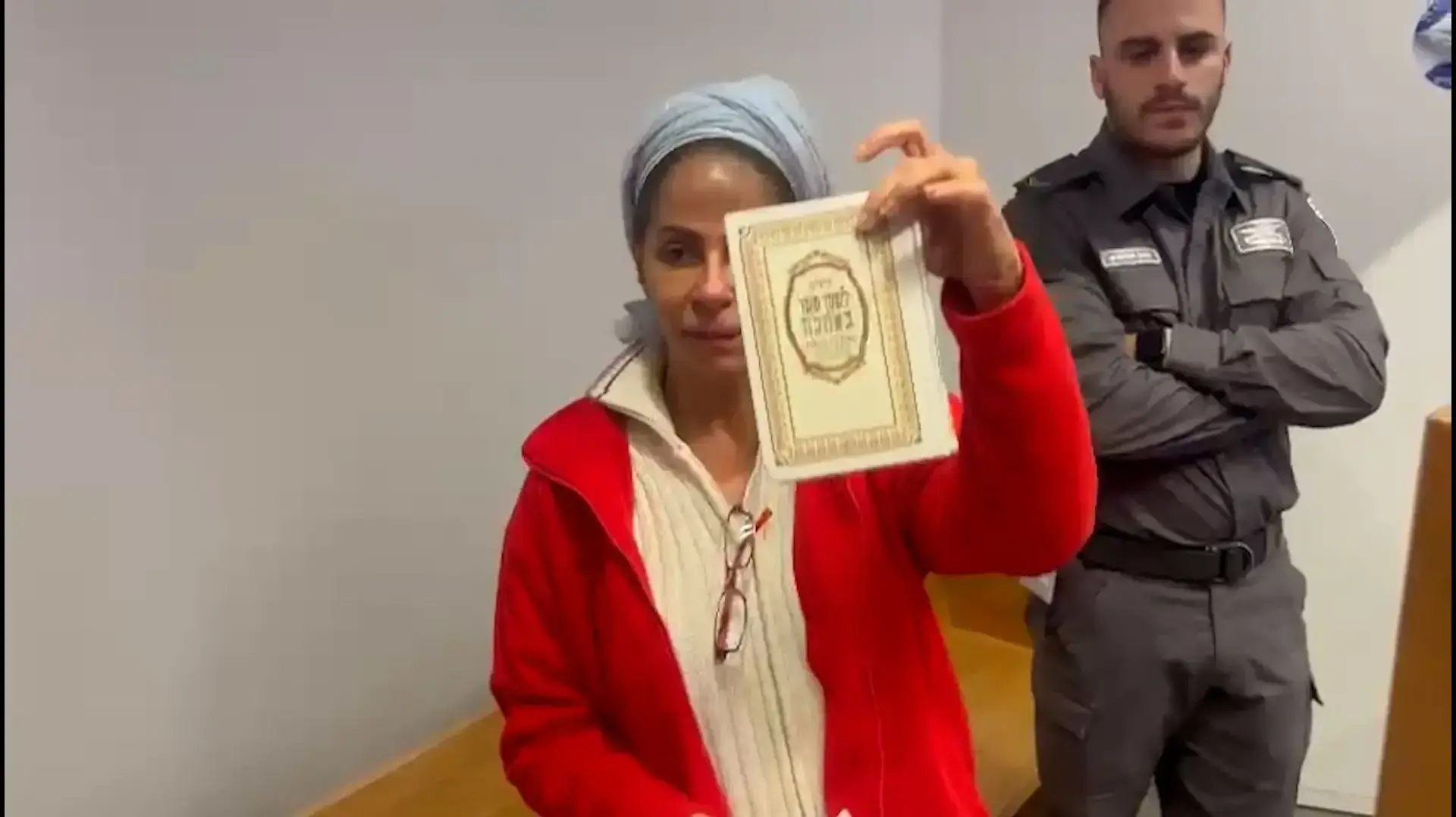 ענבל אור מחביאה ספרים מתחת בבגדיה בדיון על עבירות