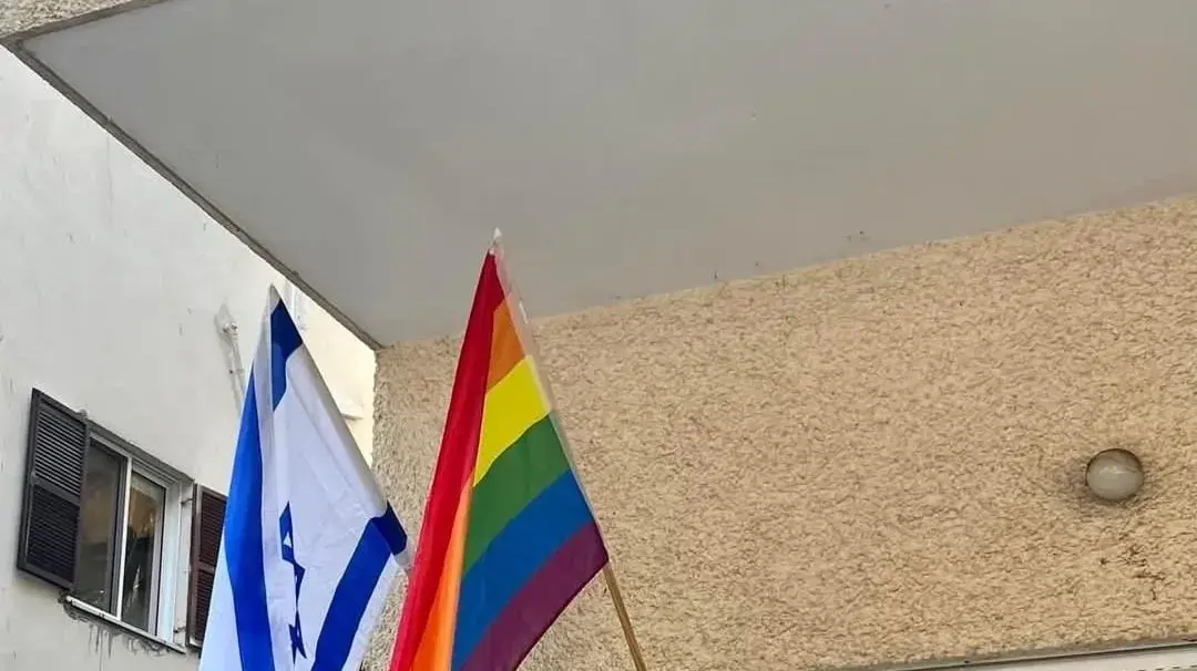 דגל הגאווה במרפאת הקהילה הגאה של קופ"ח מכבי, כיכר הבימה