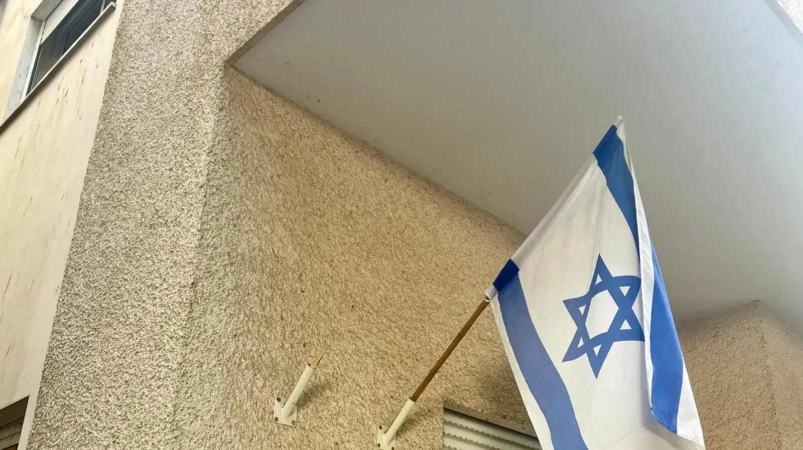 דגל הגאווה נעלם ממרפאת הקהילה הגאה של קופ"ח מכבי, כיכר הבימה
דגל הגאווה נעלם ממרפאת הקהילה הגאה של קופ"ח מכבי, כיכר הבימה