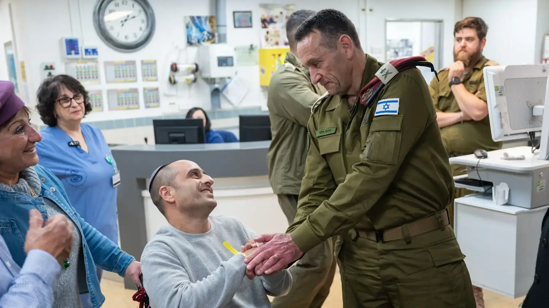 הרצי הלוי, הרמטכ״ל הדליק נר עם פצועי צה״ל, מרכז הרפואי שיבא, 29 בדצמבר 2024 הרצי הלוי, הרמטכ״ל הדליק נר עם פצועי צה״ל, מרכז הרפואי שיבא, 29 בדצמבר 2024
