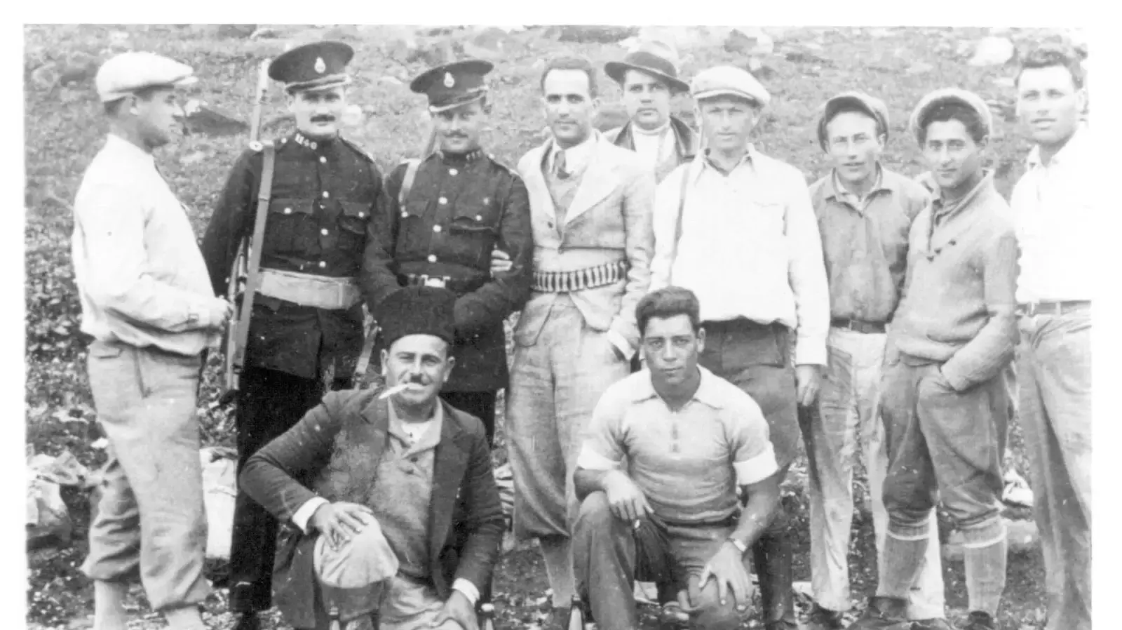 עובדי חברת החשמל ״של רוטנברג״ מתכנני הקו לצפת, עם שוטרים בריטים 1938 עובדי חברת החשמל ״של רוטנברג״ מתכנני הקו לצפת, עם שוטרים בריטים 1938