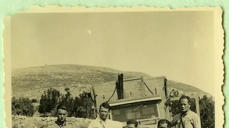 עובדי חברת החשמל בהקמת הקו לצפת בליווי נוטרים עובדי חברת החשמל בהקמת הקו לצפת בליווי נוטרים